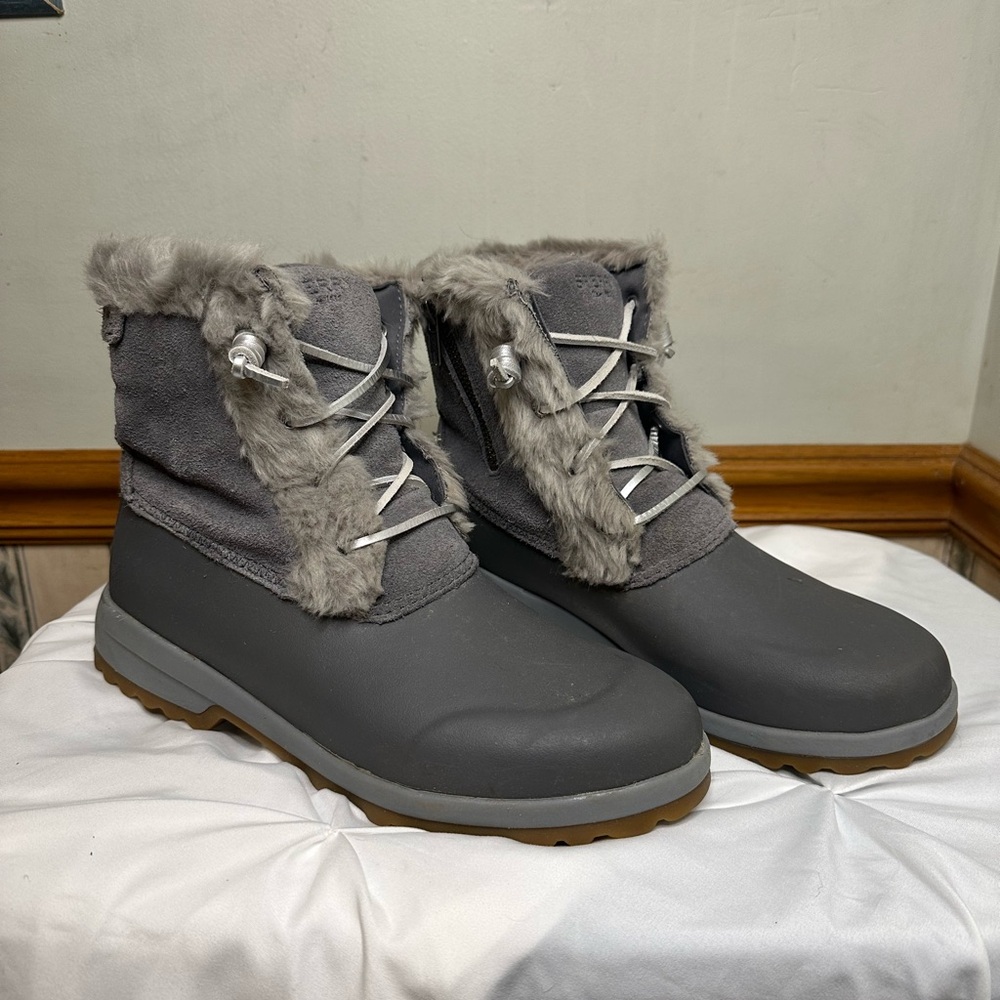 Sperry Woman’s Maritime Repel Boots Size 10